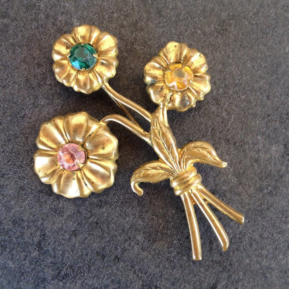 Pretty Vintage Golden Floral Brooch